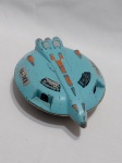 Rara miniatura de nave espacial modelo FA-383. O brinquedo foi produzido pela empresa brasileira Alfema Norte, localizada em Manaus. A peça é feita de metal, mede aproximadamente 8,5 cm de comprimento e apresenta desgastes na pintura devido à idade. Detalhes conforme fotos, _(ºLº)_ Caso necessite, tire todas suas dúvidas via atendimento personalizado por WhatsApp: (11) 98681-9377. Não deixe para última hora! Antecipadamente agradecemos pelo seu lance. Sem testes ou garantias futuras de originalidade, funcionalidade, material ou procedência. Não é MATCHBOX