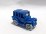 Brinquedo clássico Kinder Ovo da série `Oldtimer Parade` de 1992. O modelo específico é o Turcat Mary 18CV de 1911, reconhecido pela cor azul e rodas cinzas. Possui um mecanismo de fricção (flywheel). Detalhes conforme fotos, _(ºLº)_ Caso necessite, tire todas suas dúvidas via atendimento personalizado por WhatsApp: (11) 98681-9377. Não deixe para última hora! Antecipadamente agradecemos pelo seu lance. Sem testes ou garantias futuras de originalidade, funcionalidade, material ou procedência.