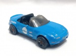 HOT WHEELS - Carrinho Hot Wheels colecionável em escala 1:64 do modelo `91 Mazda MX-5 Miata. O veículo é azul com detalhes brancos nas portas e adesivos da marca `Mazda` e `Ryu`. É feito de metal e plástico, com rodas pretas.Este modelo específico é frequentemente associado à série `Speed Graphics` ou `Japanese Classics`. Detalhes conforme fotos, _(ºLº)_ Caso necessite, tire todas suas dúvidas via atendimento personalizado por WhatsApp: (11) 98681-9377. Não deixe para última hora! Antecipadamente agradecemos pelo seu lance. Sem testes ou garantias futuras de originalidade, funcionalidade, material ou procedência.