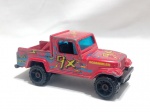 HOT WHEELS - Hot Wheels Jeep Scrambler da série HW Stunt de 2012, referência X1722. O modelo possui carroceria de metal vermelha com decalques de relâmpago e vidros azuis. Miniatura produzida pela Mattel, made in Malaysia. Detalhes conforme fotos, _(ºLº)_ Caso necessite, tire todas suas dúvidas via atendimento personalizado por WhatsApp: (11) 98681-9377. Não deixe para última hora! Antecipadamente agradecemos pelo seu lance. Sem testes ou garantias futuras de originalidade, funcionalidade, material ou procedência.
