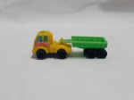 Caminhão de brinquedo colecionável da Kinder Ovo, provavelmente da série de veículos com reboque dos anos 90. O conjunto inclui um trator amarelo com a marca `MEGUIAR` e um reboque verde. É identificado em catálogos de colecionadores como o modelo K93-23. Detalhes conforme fotos, _(ºLº)_ Caso necessite, tire todas suas dúvidas via atendimento personalizado por WhatsApp: (11) 98681-9377. Não deixe para última hora! Antecipadamente agradecemos pelo seu lance. Sem testes ou garantias futuras de originalidade, funcionalidade, material ou procedência.