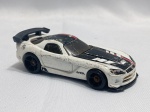 HOT WHEELS - Miniatura Hot Wheels do modelo `08 Dodge Viper SRT10 ACR. O carrinho é na escala 1:64, feito de metal die-cast, e apresenta uma pintura branca com faixas pretas e vermelhas. Este modelo específico foi lançado originalmente na linha Hot Wheels Premiere de 2009. Detalhes conforme fotos, _(ºLº)_ Caso necessite, tire todas suas dúvidas via atendimento personalizado por WhatsApp: (11) 98681-9377. Não deixe para última hora! Antecipadamente agradecemos pelo seu lance. Sem testes ou garantias futuras de originalidade, funcionalidade, material ou procedência.