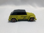 HOT WHEELS - Miniatura Hot Wheels do Volkswagen Type 181, também conhecido como `Thing`, lançado em 2011. O modelo faz parte da série Faster Than Ever daquele ano, identificável pelas rodas especiais de bronze. A pintura é verde-oliva com um teto preto conversível e detalhes gráficos laterais. A carroceria é feita de metal diecast na escala 1:64. Detalhes conforme fotos, _(ºLº)_ Caso necessite, tire todas suas dúvidas via atendimento personalizado por WhatsApp: (11) 98681-9377. Não deixe para última hora! Antecipadamente agradecemos pelo seu lance. Sem testes ou garantias futuras de originalidade, funcionalidade, material ou procedência.
