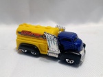 HOT WHEELS - Caminhão tanque Hot Wheels do modelo Fast Gassin com cabine azul. A miniatura possui um tanque amarelo com a frase `Racing Fuel` e escapamentos cromados verticais. Fabricado em escala 1:64 com material die-cast (metal). Detalhes conforme fotos, _(ºLº)_ Caso necessite, tire todas suas dúvidas via atendimento personalizado por WhatsApp: (11) 98681-9377. Não deixe para última hora! Antecipadamente agradecemos pelo seu lance. Sem testes ou garantias futuras de originalidade, funcionalidade, material ou procedência.