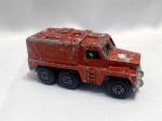MATCHBOX - Miniatura Matchbox Badger Nº 16 da série Rolamatics, lançada pela Lesney em 1973. O modelo é na escala 1:64 e possui carroceria de metal. A versão apresentada é vermelha e está faltando a antena. Detalhes conforme fotos, _(ºLº)_ Caso necessite, tire todas suas dúvidas via atendimento personalizado por WhatsApp: (11) 98681-9377. Não deixe para última hora! Antecipadamente agradecemos pelo seu lance. Sem testes ou garantias futuras de originalidade, funcionalidade, material ou procedência.
