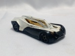 HOT WHEELS - Miniatura é um Hot Wheels Split Vision, modelo originalmente lançado em 2010 como parte da série Track Stars. O carro possui uma carroceria de metal com design futurista nas cores branco e preto, e um interior dourado. Detalhes conforme fotos, _(ºLº)_ Caso necessite, tire todas suas dúvidas via atendimento personalizado por WhatsApp: (11) 98681-9377. Não deixe para última hora! Antecipadamente agradecemos pelo seu lance. Sem testes ou garantias futuras de originalidade, funcionalidade, material ou procedência.