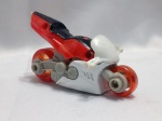HOT WHEELS - Motocicleta Hot Wheels Canyon Carver, uma miniatura plástica lançada como parte de uma promoção do McDonald`s. O brinquedo apresenta rodas laranjas translúcidas e uma carroceria branca, vermelha e preta. O modelo tem cerca de 8 cm de comprimento e funciona por mecanismo de fricção. Esta versão específica foi distribuída em coleções do McDonald`s entre 2012 e 2013. Detalhes conforme fotos, _(ºLº)_ Caso necessite, tire todas suas dúvidas via atendimento personalizado por WhatsApp: (11) 98681-9377. Não deixe para última hora! Antecipadamente agradecemos pelo seu lance. Sem testes ou garantias futuras de originalidade, funcionalidade, material ou procedência.
