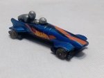 HOT WHEELS - Carrinho Hot Wheels Ice Shredder azul da linha HW Off-Road.O modelo é uma miniatura na escala 1:64 feita de metal. Foi lançado originalmente em 2014 como parte da série `Ice Mountain`. O design representa um trenó de bobsled com pilotos prateados moldados na carroceria. Detalhes conforme fotos, _(ºLº)_ Caso necessite, tire todas suas dúvidas via atendimento personalizado por WhatsApp: (11) 98681-9377. Não deixe para última hora! Antecipadamente agradecemos pelo seu lance. Sem testes ou garantias futuras de originalidade, funcionalidade, material ou procedência.