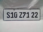 Placa decorativa da Chevrolet S10 Z71, apresentando uma moldura preta clássica em uma base branca. A placa celebra a versão Z71, lançada inicialmente no Brasil em 2021 com foco em um visual aventureiro e exclusivo. O veículo oficial possui um motor 2.8 Turbo Diesel, tração 4x4 e diversos acessórios estéticos escurecidos. Detalhes conforme fotos, _(ºLº)_ Caso necessite, tire todas suas dúvidas via atendimento personalizado por WhatsApp: (11) 98681-9377. Não deixe para última hora! Antecipadamente agradecemos pelo seu lance. Sem testes ou garantias futuras de originalidade, funcionalidade, material ou procedência.