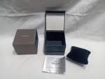 Conjunto de embalagem oficial da marca Orient, composto por uma caixa externa de papelão e um estojo interno rígido com almofada de veludo. A embalagem acompanha manual de instruções e certificado de garantia internacional Orient Japan. Detalhes conforme fotos, _(ºLº)_ Caso necessite, tire todas suas dúvidas via atendimento personalizado por WhatsApp: (11) 98681-9377. Não deixe para última hora! Antecipadamente agradecemos pelo seu lance. Sem testes ou garantias futuras de originalidade, funcionalidade, material ou procedência.