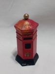Miniatura colecionável da Department 56, especificamente o acessório `English Post Box` da série Heritage Village. O item é feito de metal pintado e possui um design de caixa de correio britânica antiga. Foi introduzido em dezembro de 1992 e retirado de produção em dezembro de 2000. Aprox. 5,5cm de altura. Detalhes conforme fotos, _(ºLº)_ Caso necessite, tire todas suas dúvidas via atendimento personalizado por WhatsApp: (11) 98681-9377. Não deixe para última hora! Antecipadamente agradecemos pelo seu lance. Sem testes ou garantias futuras de originalidade, funcionalidade, material ou procedência.