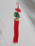 Amuleto tradicional Feng Shui, frequentemente utilizado para atrair sorte e prosperidade. Ele apresenta um nó chinês vermelho na parte superior e contas verdes que se assemelham à jade ou aventurina. O amuleto é finalizado com uma longa borla vermelha e detalhes dourados. Detalhes conforme fotos, _(ºLº)_ Caso necessite, tire todas suas dúvidas via atendimento personalizado por WhatsApp: (11) 98681-9377. Não deixe para última hora! Antecipadamente agradecemos pelo seu lance. Sem testes ou garantias futuras de originalidade, funcionalidade, material ou procedência.