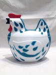 Porta-condimentos de galinha da marca Maggi, com design retrô branco e azul. Não possui um dos olhinhos. Detalhes conforme fotos, _(ºLº)_ Caso necessite, tire todas suas dúvidas via atendimento personalizado por WhatsApp: (11) 98681-9377. Não deixe para última hora! Antecipadamente agradecemos pelo seu lance. Sem testes ou garantias futuras de originalidade, funcionalidade, material ou procedência.
