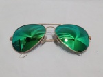 RAY-BAN - Óculos de sol Ray-Ban Aviator, modelo RB3025, com armação dourada e lentes espelhadas verdes. Detalhes conforme fotos, _(ºLº)_ Caso necessite, tire todas suas dúvidas via atendimento personalizado por WhatsApp: (11) 98681-9377. Não deixe para última hora! Antecipadamente agradecemos pelo seu lance. Sem testes ou garantias futuras de originalidade, funcionalidade, material ou procedência.