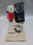 Rotulador manual antigo, Dennison Duramatic Mini LabelMate, com estojo original. O kit inclui a ferramenta de gravação vermelha e branca, fita de rotulagem de reposição e o manual de instruções original. Detalhes conforme fotos, _(ºLº)_ Caso necessite, tire todas suas dúvidas via atendimento personalizado por WhatsApp: (11) 98681-9377. Não deixe para última hora! Antecipadamente agradecemos pelo seu lance. Sem testes ou garantias futuras de originalidade, funcionalidade, material ou procedência.
