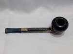 Cachimbo da marca Falcon, popular entre as décadas de 1960 e 1970. Ele possui um design característico com um fornilho preto removível e uma haste metálica, facilitando a limpeza. Feito em madeira de briar e metal prateado - década de 1960 - excelente estado de conservação. Detalhes conforme fotos, _(ºLº)_ Caso necessite, tire todas suas dúvidas via atendimento personalizado por WhatsApp: (11) 98681-9377. Não deixe para última hora! Antecipadamente agradecemos pelo seu lance. Sem testes ou garantias futuras de originalidade, funcionalidade, material ou procedência.