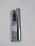 Isqueiro Canivete com lâmina automática, de metal prateado com um acabamento cromado. O modelo é recarregável com gás e possui um sistema de acendimento por pedra.Tampa Solta. Detalhes conforme fotos, _(ºLº)_ Caso necessite, tire todas suas dúvidas via atendimento personalizado por WhatsApp: (11) 98681-9377. Não deixe para última hora! Antecipadamente agradecemos pelo seu lance. Sem testes ou garantias futuras de originalidade, funcionalidade, material ou procedência.