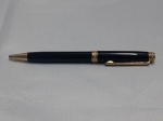 Caneta esferográfica preta com detalhes dourados. O modelo apresenta um design clássico com acabamento polido e clip dourado. Detalhes conforme fotos, _(ºLº)_ Caso necessite, tire todas suas dúvidas via atendimento personalizado por WhatsApp: (11) 98681-9377. Não deixe para última hora! Antecipadamente agradecemos pelo seu lance. Sem testes ou garantias futuras de originalidade, funcionalidade, material ou procedência.