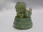 Estatueta chinesa esculpida em jade verde, frequentemente chamada de Cão Fu ou Leão Guardião. Aprox. 4 x 5,5cm. Detalhes conforme fotos, _(ºLº)_ Caso necessite, tire todas suas dúvidas via atendimento personalizado por WhatsApp: (11) 98681-9377. Não deixe para última hora! Antecipadamente agradecemos pelo seu lance. Sem testes ou garantias futuras de originalidade, funcionalidade, material ou procedência.