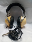 Fones de ouvido antigos com conchas auriculares na cor amarela e almofadas pretas. Detalhes conforme fotos, _(ºLº)_ Caso necessite, tire todas suas dúvidas via atendimento personalizado por WhatsApp: (11) 98681-9377. Não deixe para última hora! Antecipadamente agradecemos pelo seu lance. Sem testes ou garantias futuras de originalidade, funcionalidade, material ou procedência.