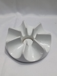 Aquecedor de bule de porcelana branca Arzberg, projetado por Hans-Wilhelm Seitz com um estilo moderno de meados do século. Possui um design circular com divisórias que sustentam o bule enquanto o aquecem com uma vela. O aquecedor é feito de cerâmica branca de alta qualidade e mede aproximadamente 14 cm de diâmetro. Detalhes conforme fotos, _(ºLº)_ Caso necessite, tire todas suas dúvidas via atendimento personalizado por WhatsApp: (11) 98681-9377. Não deixe para última hora! Antecipadamente agradecemos pelo seu lance. Sem testes ou garantias futuras de originalidade, funcionalidade, material ou procedência.