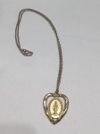 Colar de medalha milagrosa de Nossa Senhora das Graças em um pingente em formato de coração. Aprox. 26cm fechado. Pingente com 2,5 x 3cm. Detalhes conforme fotos, _(ºLº)_ Caso necessite, tire todas suas dúvidas via atendimento personalizado por WhatsApp: (11) 98681-9377. Não deixe para última hora! Antecipadamente agradecemos pelo seu lance. Sem testes ou garantias futuras de originalidade, funcionalidade, material ou procedência.
