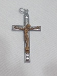 Pingente crucifixo com estrutura em metal prateado e Cristo em resina. Aprox. 5,5cm. Detalhes conforme fotos, _(ºLº)_ Caso necessite, tire todas suas dúvidas via atendimento personalizado por WhatsApp: (11) 98681-9377. Não deixe para última hora! Antecipadamente agradecemos pelo seu lance. Sem testes ou garantias futuras de originalidade, funcionalidade, material ou procedência.