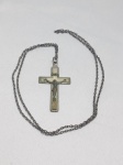 Colar com crucifixo religioso pendente em metal, com uma imagem de Jesus feita em placa de madrepérola. Crucifixo com aprox. 6cm e colar fechado com aprox. 37cm. Detalhes conforme fotos, _(ºLº)_ Caso necessite, tire todas suas dúvidas via atendimento personalizado por WhatsApp: (11) 98681-9377. Não deixe para última hora! Antecipadamente agradecemos pelo seu lance. Sem testes ou garantias futuras de originalidade, funcionalidade, material ou procedência.