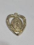Pingente medalha milagrosa de Nossa Senhora das Graças com um design em formato de coração. A peça é dourada e feita de metal. Aprox. 3cm. Detalhes conforme fotos, _(ºLº)_ Caso necessite, tire todas suas dúvidas via atendimento personalizado por WhatsApp: (11) 98681-9377. Não deixe para última hora! Antecipadamente agradecemos pelo seu lance. Sem testes ou garantias futuras de originalidade, funcionalidade, material ou procedência.