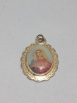 Medalha religiosa oval do Imaculado Coração de Maria, apresentando uma moldura dourada trabalhada com um acabamento resinado sobre a imagem colorida. Aprox. 3cm. Detalhes conforme fotos, _(ºLº)_ Caso necessite, tire todas suas dúvidas via atendimento personalizado por WhatsApp: (11) 98681-9377. Não deixe para última hora! Antecipadamente agradecemos pelo seu lance. Sem testes ou garantias futuras de originalidade, funcionalidade, material ou procedência.