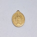 Medalha milagrosa de Nossa Senhora das Graças, com formato oval e banho dourado. Aprox. 2cm. Detalhes conforme fotos, _(ºLº)_ Caso necessite, tire todas suas dúvidas via atendimento personalizado por WhatsApp: (11) 98681-9377. Não deixe para última hora! Antecipadamente agradecemos pelo seu lance. Sem testes ou garantias futuras de originalidade, funcionalidade, material ou procedência.