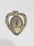 Medalha religiosa oval do Imaculado Coração de Maria, apresentando uma moldura dourada trabalhada com um acabamento resinado sobre a imagem colorida. Aprox. 3cm. Detalhes conforme fotos, _(ºLº)_ Caso necessite, tire todas suas dúvidas via atendimento personalizado por WhatsApp: (11) 98681-9377. Não deixe para última hora! Antecipadamente agradecemos pelo seu lance. Sem testes ou garantias futuras de originalidade, funcionalidade, material ou procedência.