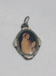 Pingente religioso antigo com um medalhão de Santa Teresinha do Menino Jesus, apresentando um acabamento prateado e uma imagem resinada. Aprox. 2,5cm. Detalhes conforme fotos, _(ºLº)_ Caso necessite, tire todas suas dúvidas via atendimento personalizado por WhatsApp: (11) 98681-9377. Não deixe para última hora! Antecipadamente agradecemos pelo seu lance. Sem testes ou garantias futuras de originalidade, funcionalidade, material ou procedência.