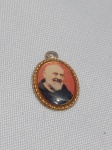 Pingente dourado de São Padre Pio apresenta uma imagem colorida resinada e uma borda trabalhada. Aprox. 2cm. Detalhes conforme fotos, _(ºLº)_ Caso necessite, tire todas suas dúvidas via atendimento personalizado por WhatsApp: (11) 98681-9377. Não deixe para última hora! Antecipadamente agradecemos pelo seu lance. Sem testes ou garantias futuras de originalidade, funcionalidade, material ou procedência.