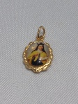 Medalha religiosa dourada de Santa Teresa D´Avila com acabamento resinado. Aprox. 1,5cm. Detalhes conforme fotos, _(ºLº)_ Caso necessite, tire todas suas dúvidas via atendimento personalizado por WhatsApp: (11) 98681-9377. Não deixe para última hora! Antecipadamente agradecemos pelo seu lance. Sem testes ou garantias futuras de originalidade, funcionalidade, material ou procedência.