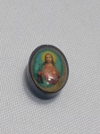 Pingente resinado que apresenta a imagem do Sagrado Coração de Jesus. Aprox. 1,5cm. Detalhes conforme fotos, _(ºLº)_ Caso necessite, tire todas suas dúvidas via atendimento personalizado por WhatsApp: (11) 98681-9377. Não deixe para última hora! Antecipadamente agradecemos pelo seu lance. Sem testes ou garantias futuras de originalidade, funcionalidade, material ou procedência.