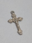 Pingente de crucifixo religioso prateado, frequentemente utilizado na montagem de terços ou como acessório. Detalhes conforme fotos, _(ºLº)_ Caso necessite, tire todas suas dúvidas via atendimento personalizado por WhatsApp: (11) 98681-9377. Não deixe para última hora! Antecipadamente agradecemos pelo seu lance. Sem testes ou garantias futuras de originalidade, funcionalidade, material ou procedência.