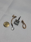 Lote com pingente estilo medalha com trevo; brinco solitário com cordão bege e terminações metálicas com pingente de cristal transparente; brinco com cristal transparente e brinco dourado em formato de gota. Detalhes conforme fotos, _(ºLº)_ Caso necessite, tire todas suas dúvidas via atendimento personalizado por WhatsApp: (11) 98681-9377. Não deixe para última hora! Antecipadamente agradecemos pelo seu lance. Sem testes ou garantias futuras de originalidade, funcionalidade, material ou procedência.