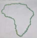Colar de cascalho de quartzo verde com revestimento aura, exibindo um efeito iridescente. É composto por pedras irregulares de tonalidade verde-azulada. Cordão inteiriço. Aprox. 43cm. Detalhes conforme fotos, _(ºLº)_ Caso necessite, tire todas suas dúvidas via atendimento personalizado por WhatsApp: (11) 98681-9377. Não deixe para última hora! Antecipadamente agradecemos pelo seu lance. Sem testes ou garantias futuras de originalidade, funcionalidade, material ou procedência.