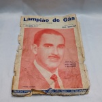 Antiga partitura da valsa `Lampião de Gás` de Zica Bergami, com uma foto do cantor Oswaldo Sargentelli na capa. Peça de momorabilia musical brasileira, datada de 1958. Detalhes conforme fotos, _(ºLº)_ Caso necessite, tire todas suas dúvidas via atendimento personalizado por WhatsApp: (11) 98681-9377. Não deixe para última hora! Antecipadamente agradecemos pelo seu lance. Sem testes ou garantias futuras de originalidade, funcionalidade, material ou procedência.