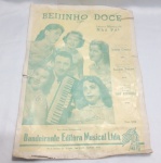 Partitura antiga para acordeon da música `Beijinho Doce`, composta por Nhô Pai. A capa apresenta uma ilustração dos artistas, incluindo as Irmãs Castro, famosas pela gravação de 1945. O arranjo é de Mário Mascarenhas e foi publicado pela Bandeirante Editora Musical Ltda. Esta é a 22ª edição de 1958. Detalhes conforme fotos, _(ºLº)_ Caso necessite, tire todas suas dúvidas via atendimento personalizado por WhatsApp: (11) 98681-9377. Não deixe para última hora! Antecipadamente agradecemos pelo seu lance. Sem testes ou garantias futuras de originalidade, funcionalidade, material ou procedência.