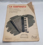 Partitura de La Cumparsita arranjada para acordeão por A. Franceschini, publicada pela Ricordi em São Paulo. A capa apresenta uma ilustração gráfica de um acordeão. A partitura é de uma edição antiga com páginas amareladas pelo tempo. Detalhes conforme fotos, _(ºLº)_ Caso necessite, tire todas suas dúvidas via atendimento personalizado por WhatsApp: (11) 98681-9377. Não deixe para última hora! Antecipadamente agradecemos pelo seu lance. Sem testes ou garantias futuras de originalidade, funcionalidade, material ou procedência.