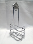Suporte da marca McIlhenny & Co é projetado especificamente para organizar garrafas de molho de pimenta TABASCO. É construído em arame de aço cromado durável, ideal para uso em mesas de restaurantes ou cozinhas domésticas. O design possui um cabo alto para transporte fácil e seguro das garrafas. Detalhes conforme fotos, _(ºLº)_ Caso necessite, tire todas suas dúvidas via atendimento personalizado por WhatsApp: (11) 98681-9377. Não deixe para última hora! Antecipadamente agradecemos pelo seu lance. Sem testes ou garantias futuras de originalidade, funcionalidade, material ou procedência.