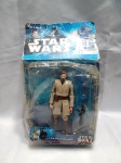 Boneco colecionável do Obi-Wan Kenobi da linha Star Wars Saga Heroes and Villains da Hasbro. A figura retrata o personagem do Episódio III (A Vingança dos Sith) e inclui um sabre de luz e um holograma. Detalhes conforme fotos, _(ºLº)_ Caso necessite, tire todas suas dúvidas via atendimento personalizado por WhatsApp: (11) 98681-9377. Não deixe para última hora! Antecipadamente agradecemos pelo seu lance. Sem testes ou garantias futuras de originalidade, funcionalidade, material ou procedência.