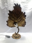 Luminária de mesa antiga, apresenta um design Italiano em forma de folha de parreira em latão dourado. A peça possui uma base ornamentada e um soquete de lâmpada exposto, típico de estilos de iluminação artística ou Art Nouveau. Detalhes conforme fotos, _(ºLº)_ Caso necessite, tire todas suas dúvidas via atendimento personalizado por WhatsApp: (11) 98681-9377. Não deixe para última hora! Antecipadamente agradecemos pelo seu lance. Sem testes ou garantias futuras de originalidade, funcionalidade, material ou procedência.