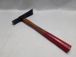 Martelo de Pedreiro Corneta com cabeça de aço forjado e cabo de madeira pintado de vermelho. Ideal para alvenaria, sendo utilizado para cortar tijolos, telhas e trabalhar com reboco. Detalhes conforme fotos, _(ºLº)_ Caso necessite, tire todas suas dúvidas via atendimento personalizado por WhatsApp: (11) 98681-9377. Não deixe para última hora! Antecipadamente agradecemos pelo seu lance. Sem testes ou garantias futuras de originalidade, funcionalidade, material ou procedência.