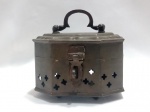 Caixa indiana de bronze antiga, caracterizada pelo seu formato oitavado e detalhes vazados em forma de trevo. Historicamente, estas peças eram utilizadas como gaiolas para grilos ou recipientes para incenso e potpourri. Aprox. 3 x 4 x 8cm. Detalhes conforme fotos, _(ºLº)_ Caso necessite, tire todas suas dúvidas via atendimento personalizado por WhatsApp: (11) 98681-9377. Não deixe para última hora! Antecipadamente agradecemos pelo seu lance. Sem testes ou garantias futuras de originalidade, funcionalidade, material ou procedência.