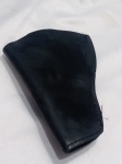 Coldre de couro preto, comumente utilizado para o porte velado de revólveres de calibre 38. Possui uma presilha de aço para fixação segura no cinto. Aprox. 18cm. Detalhes conforme fotos, _(ºLº)_ Caso necessite, tire todas suas dúvidas via atendimento personalizado por WhatsApp: (11) 98681-9377. Não deixe para última hora! Antecipadamente agradecemos pelo seu lance. Sem testes ou garantias futuras de originalidade, funcionalidade, material ou procedência.