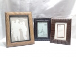 Lote com 3 porta-retratos com molduras que possuem um acabamento texturizado em relevo estilo treliça. 1 porta-retrato 15 x 21cm e 2 porta-retratos 10 x 15cm. Detalhes conforme fotos, _(ºLº)_ Caso necessite, tire todas suas dúvidas via atendimento personalizado por WhatsApp: (11) 98681-9377. Não deixe para última hora! Antecipadamente agradecemos pelo seu lance. Sem testes ou garantias futuras de originalidade, funcionalidade, material ou procedência.