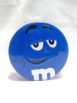 Lata de metal colecionável da M&M`s, projetada no formato do personagem M&M azul com seu sorriso característico. O recipiente tem capacidade para cerca de 200g de chocolate e possui aproximadamente 14 cm de diâmetro por 6 cm de altura. Detalhes conforme fotos, _(ºLº)_ Caso necessite, tire todas suas dúvidas via atendimento personalizado por WhatsApp: (11) 98681-9377. Não deixe para última hora! Antecipadamente agradecemos pelo seu lance. Sem testes ou garantias futuras de originalidade, funcionalidade, material ou procedência.
